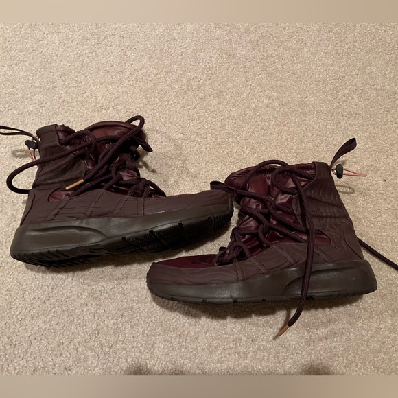 Nike Tanjun High Rise Women's Boots Burgundy like new without tag/Box size 7 - Picture 2 of 7